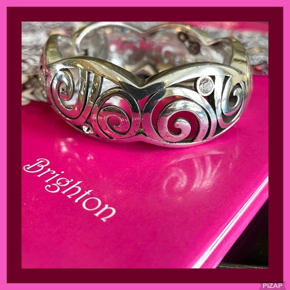 Brighton Jewelry - BRIGHTON SCALLOPED SILVER BANGLE BRACELET